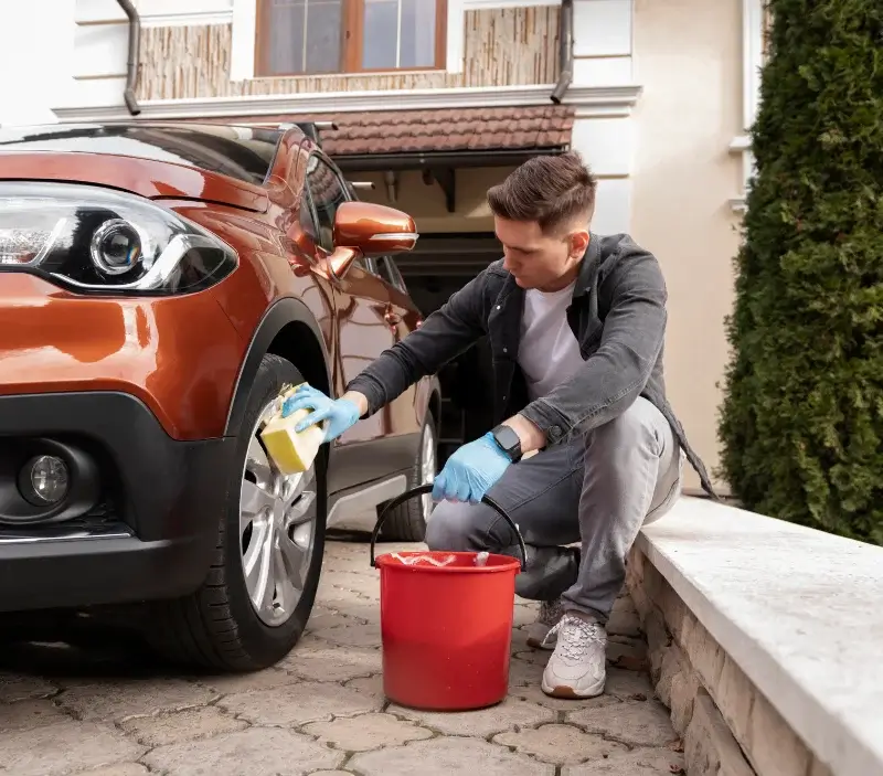 Lavage auto à domicile Auffreville-Brasseuil : professionnel intervenant sur un véhicule